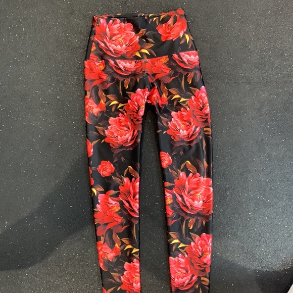 Red floral active wear set Pineapple Clothing - Picture 5 of 8